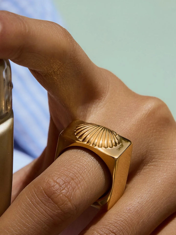Clamshell 18K Gold-Plated Signet Ring | Rezortly