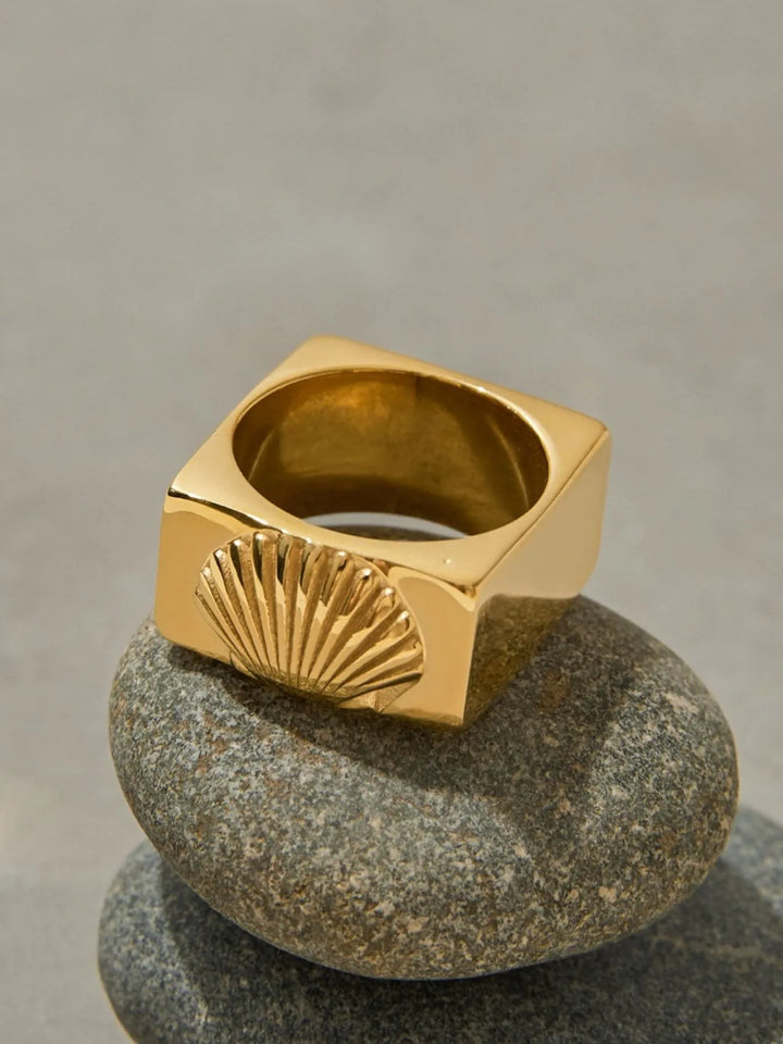 Clamshell 18K Gold-Plated Signet Ring | Rezortly