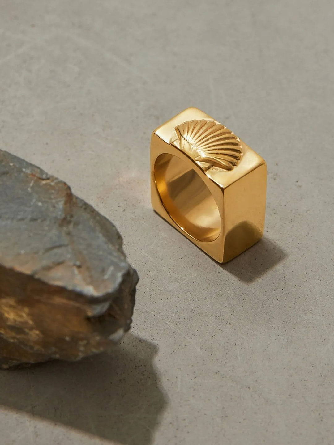 Clamshell 18K Gold-Plated Signet Ring | Rezortly