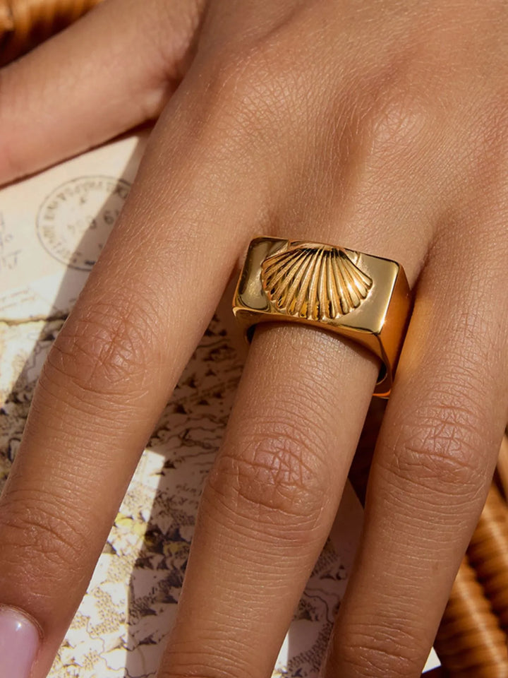 Clamshell 18K Gold-Plated Signet Ring | Rezortly